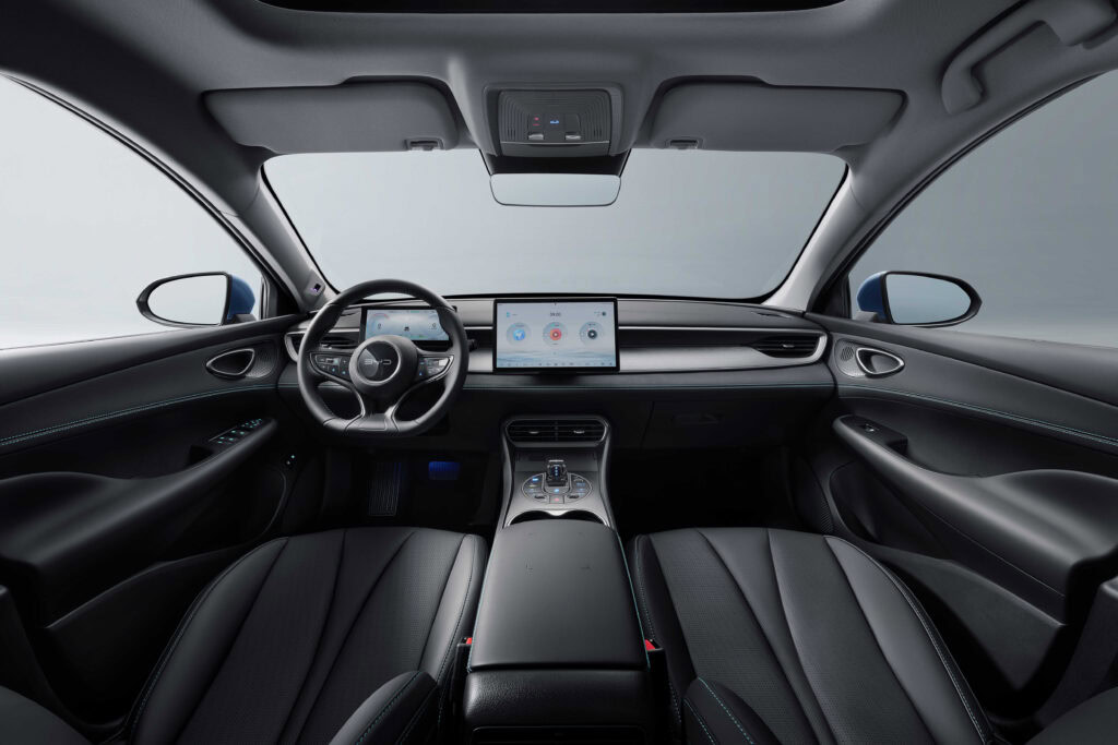 BYD Seal 5 DM-i – interiér, barva Black, zepředu