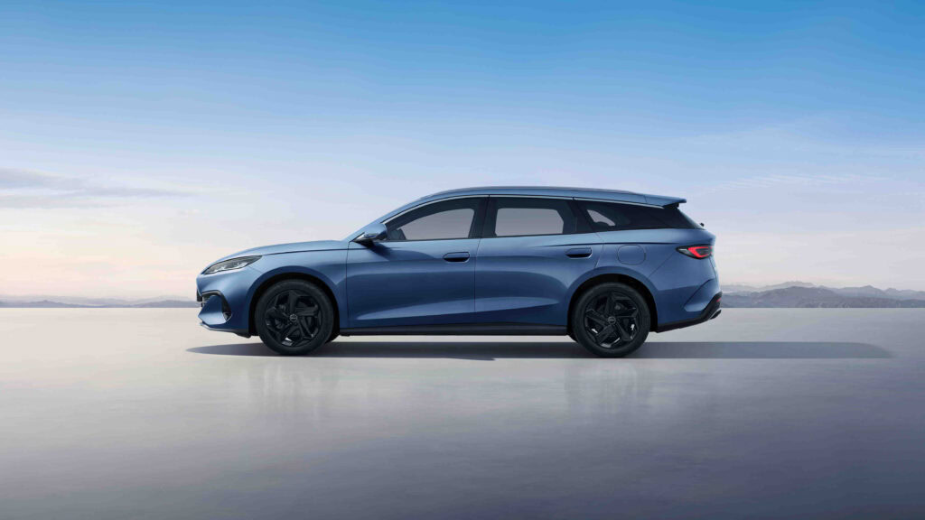BYD Seal 6 DM-i Touring – exteriér, barva Atlantis Blue, z levé strany