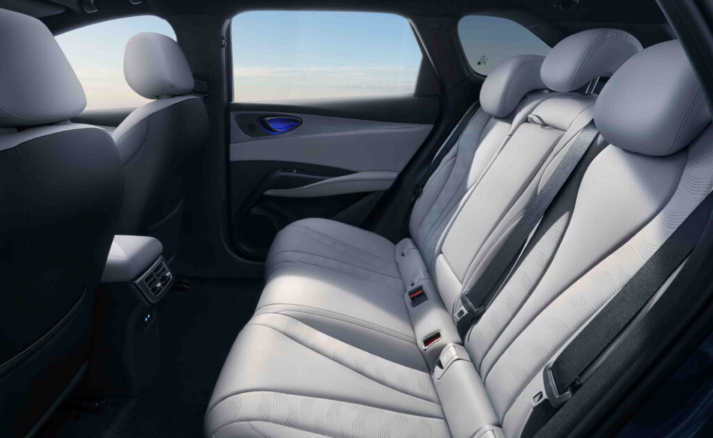 BYD Seal 6 DM-i Touring – interiér, barva Black