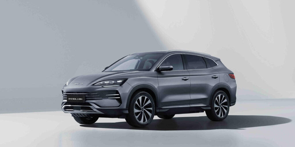 BYD Seal U DM-i – exteriér, šikmo zepředu zleva (45°)