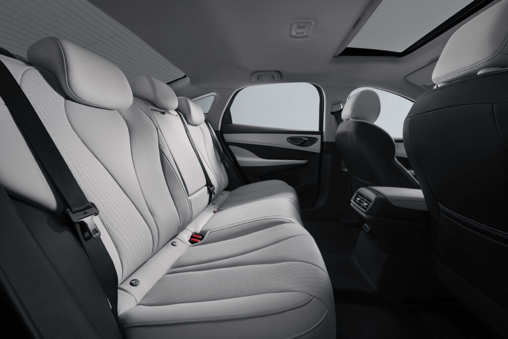 BYD Seal 5 DM-i – interiér, barva Time Grey, zezadu