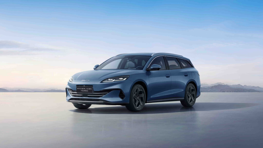 BYD Seal 6 DM-i Touring – exteriér, barva Atlantis Blue, šikmo zepředu zleva (45°)