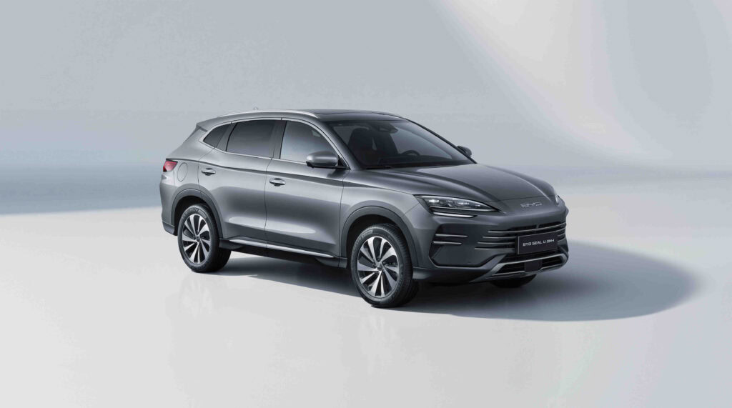 BYD Seal U DM-i – exteriér, šikmo zepředu zprava (45°)