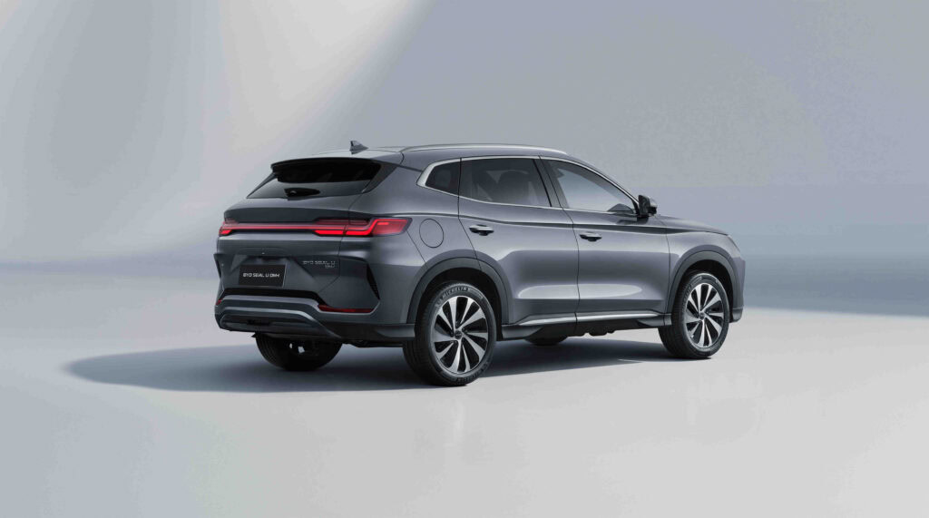 BYD Seal U DM-i – exteriér, šikmo zezadu zprava