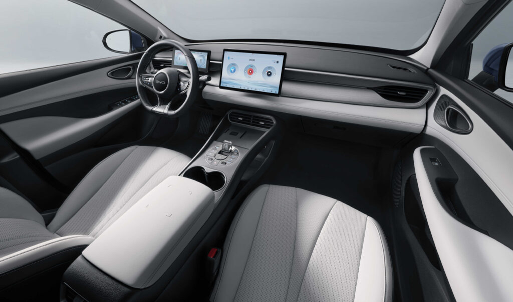 BYD Seal 5 DM-i – interiér, barva Time Grey, zezadu