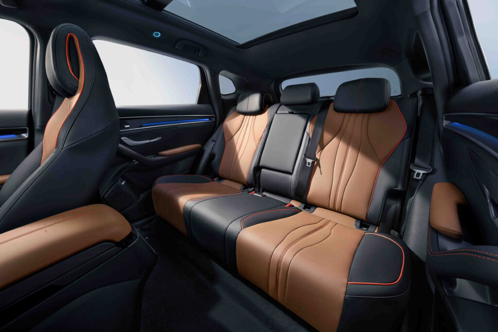 BYD Seal U DM-i – interiér, barva Black, zezadu