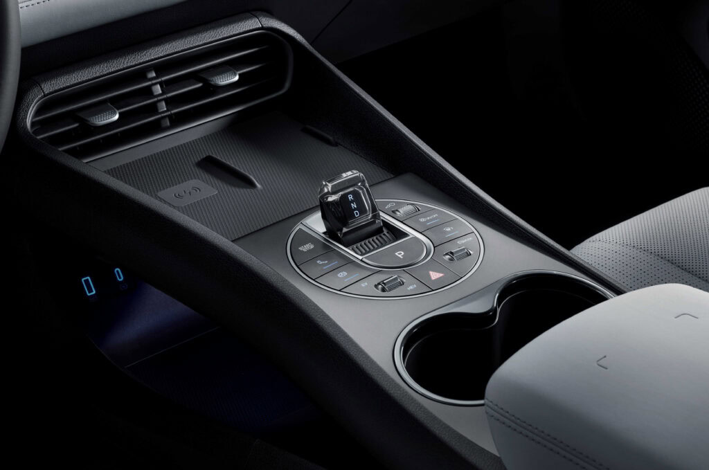 BYD Seal 5 DM-i – interiér, bezdrátové nabíjení