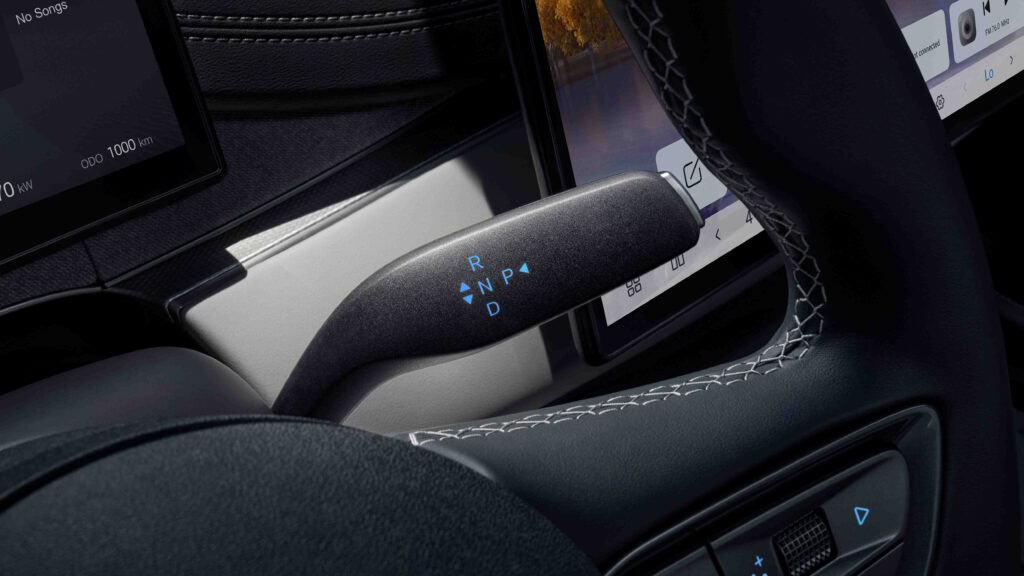 BYD Seal 6 DM-i Touring – interiér, řadicí páka