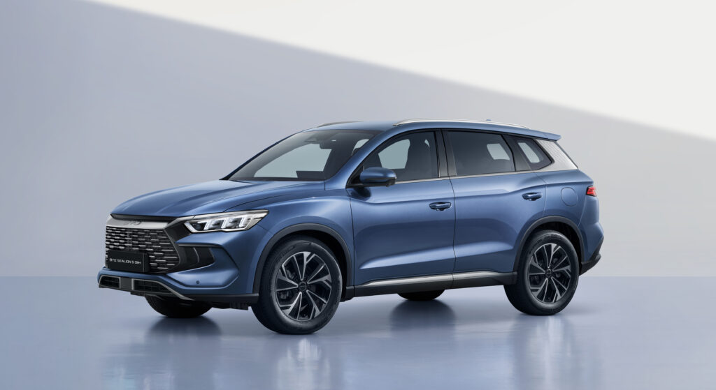 BYD Sealion 5 DM-i – barva Atlantis Blue, šikmo zepředu zleva