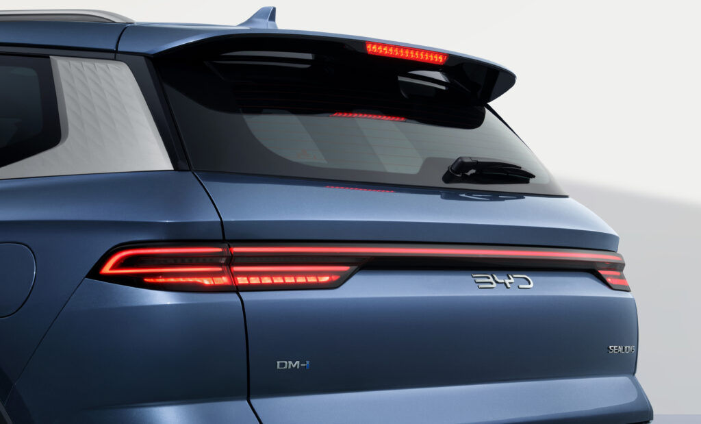 BYD Sealion 5 DM-i – barva Atlantis Blue, záď vozu